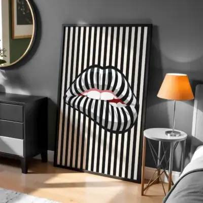 Çizgili Dudak Detay Dekoratif Tablo